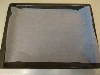 2、英式滿福面包,烤盤先鋪上烘培紙