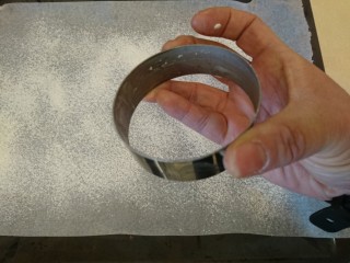 4、英式滿福面包,用無鹽奶油塗抹滿福模具內側（分量外）