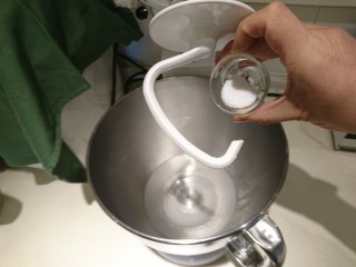 8、英式滿福面包,加入鹽，溶解