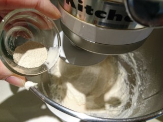 11、英式滿福面包,加入酵母，繼續攪拌到光滑不黏盆。