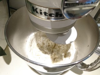 10、英式滿福面包,啟動小白，慢速，直至無粉狀態成團。