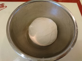 16、英式滿福面包,放入揉好的面團。