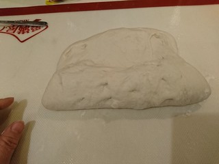 21、英式滿福面包,由自己前面開始，捲起去除空氣。