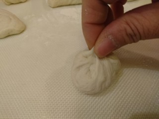 24、英式滿福面包,將面團的四個角捏起粘合。