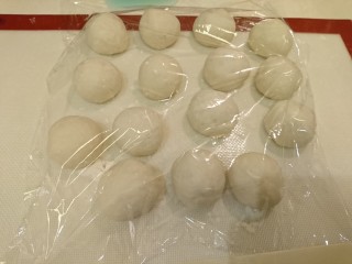 27、英式滿福面包,15個都揉圓後，覆蓋保鮮膜，松弛15分鐘。