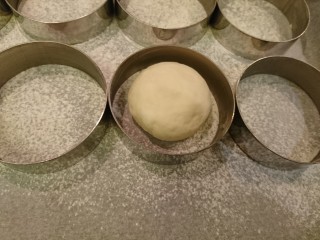 30、英式滿福面包,稍稍壓扁後放入烤模裡。