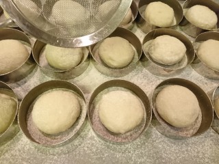 32、英式滿福面包,在面團上撒上高筋面粉（分量外）