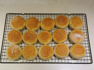 38、英式滿福面包,出爐後等個5分鐘，烤模降溫再移除烤模，放涼，完成。