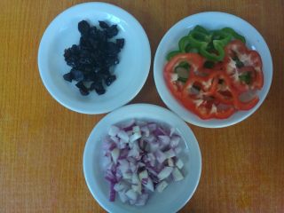 4、果干鸡肉披萨,蓝莓干切粒，葱头切碎，青红椒切圈。
