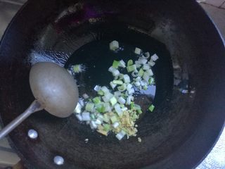 5、果干鸡肉披萨,炒锅上火，倒油，油热下入葱姜煸出香味。