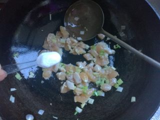 6、果干鸡肉披萨,加入昆布粉煸炒均匀。