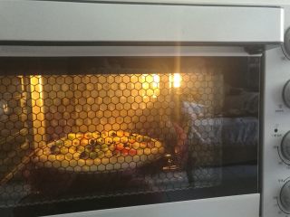 14、果干鸡肉披萨,放入烤箱上下火200度烘烤20分钟即可。