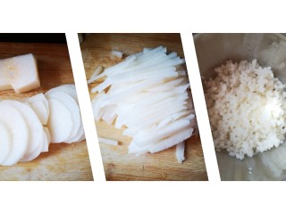 1、百变水果 秋梨鸡蛋饼,先将梨切成片，再切丝，切丁后立即用面粉封住，防止氧化。