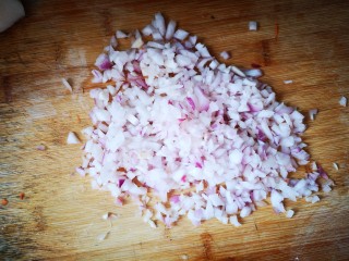 4、百变水果 秋梨鸡蛋饼,将洋葱切成丁。