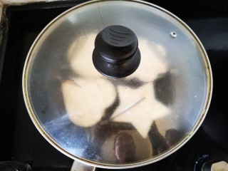 9、百变水果 秋梨鸡蛋饼,盖上锅盖焖一会。