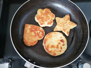 10、百变水果 秋梨鸡蛋饼,小火煎，大概3分钟左右翻面继续煎，面饼煎至变轻即为熟