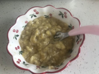 2、香蕉纸杯蛋糕（少油少糖）,香蕉压成泥状