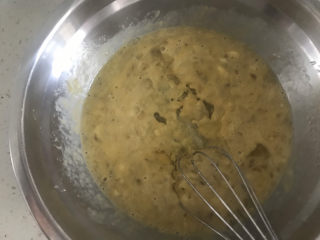 4、香蕉纸杯蛋糕（少油少糖）,把香蕉泥和蛋黄搅拌均匀，加入玉米油和牛奶搅拌均匀