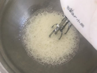 7、香蕉纸杯蛋糕（少油少糖）,再来处理蛋白，打蛋器开高速打到鱼眼粗泡泡时加入1/3白糖（第一次）