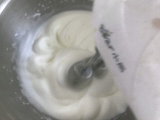 9、香蕉纸杯蛋糕（少油少糖）,打发至出现明显纹路时加入最后1/3糖（第三次）