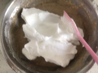 11、香蕉纸杯蛋糕（少油少糖）,取1/3的蛋白霜到蛋黄糊中翻拌均匀