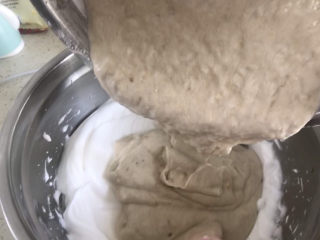 12、香蕉纸杯蛋糕（少油少糖）,翻拌好的蛋黄糊再全部倒入蛋白霜中