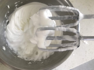 10、香蕉纸杯蛋糕（少油少糖）,打发至干性发泡，提起打蛋器蛋白有直立的小尖角