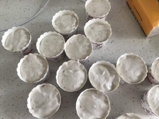 14、香蕉纸杯蛋糕（少油少糖）,装入纸杯