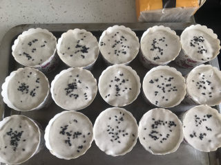 15、香蕉纸杯蛋糕（少油少糖）,撒上黑芝麻