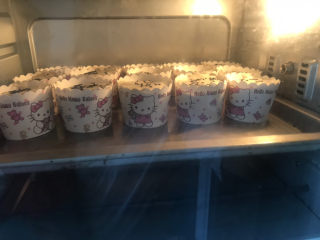 16、香蕉纸杯蛋糕（少油少糖）,送入预热好的烤箱，上下火150度烤40分钟