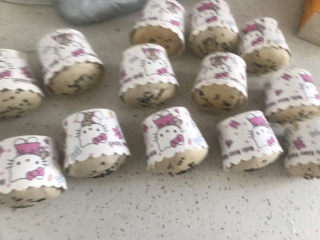 17、香蕉纸杯蛋糕（少油少糖）,烤好拿出来，震出热气，侧着放凉