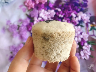 19、香蕉纸杯蛋糕（少油少糖）,脱掉外衣后的香蕉蛋糕