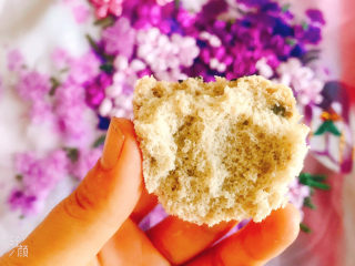 20、香蕉纸杯蛋糕（少油少糖）,掰开看看，组织细腻，非常软绵，入口即化，香蕉味浓郁，巨好吃????