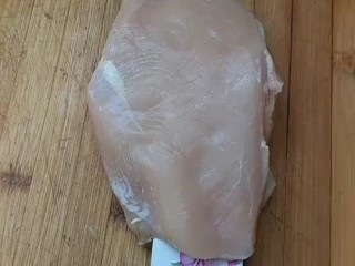 1、香酥炸鸡排,鸡胸肉对半切开