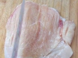 2、香酥炸鸡排,切开后用刀背轻轻敲打