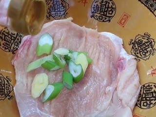 3、香酥炸鸡排,加葱姜料酒抓抹均匀腌制二十分钟
