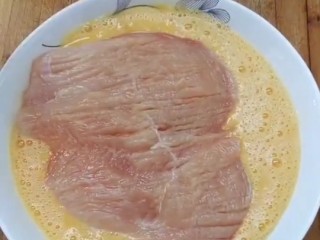 4、香酥炸鸡排,裹上鸡蛋液