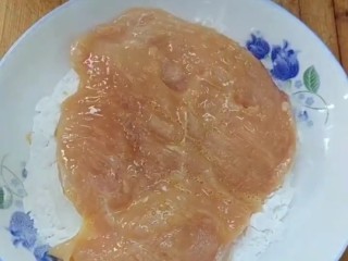 5、香酥炸鸡排,沾上淀粉