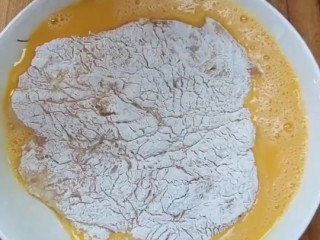 6、香酥炸鸡排,再裹上鸡蛋液