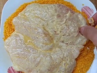 7、香酥炸鸡排,最后裹上面包糠