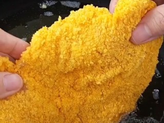 8、香酥炸鸡排,五成油温下锅炸