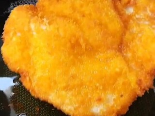 9、香酥炸鸡排,炸至金黄酥脆捞出