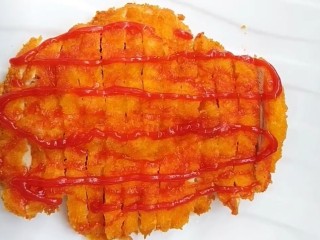 10、香酥炸鸡排,捞出切好，骑上番茄酱即可，鸡排做好。