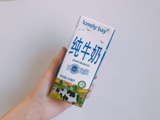 1、糯米紫薯糕,准备一瓶纯牛奶。