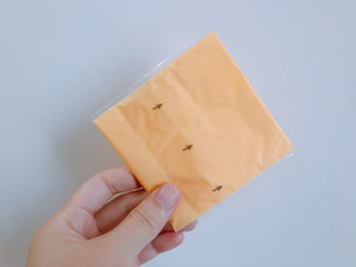 2、糯米紫薯糕,准备一片芝士。