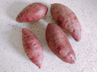 3、糯米紫薯糕,准备好紫薯。