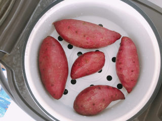 4、糯米紫薯糕,质数清洗干净之后，放入蒸锅中蒸煮。