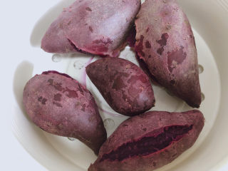 5、糯米紫薯糕,樟树之后去掉皮。