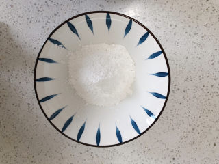 11、糯米紫薯糕,碗中倒入糯米粉。