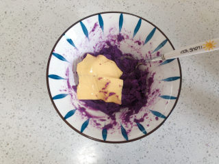 10、糯米紫薯糕,加入一片芝士，继续搅拌。